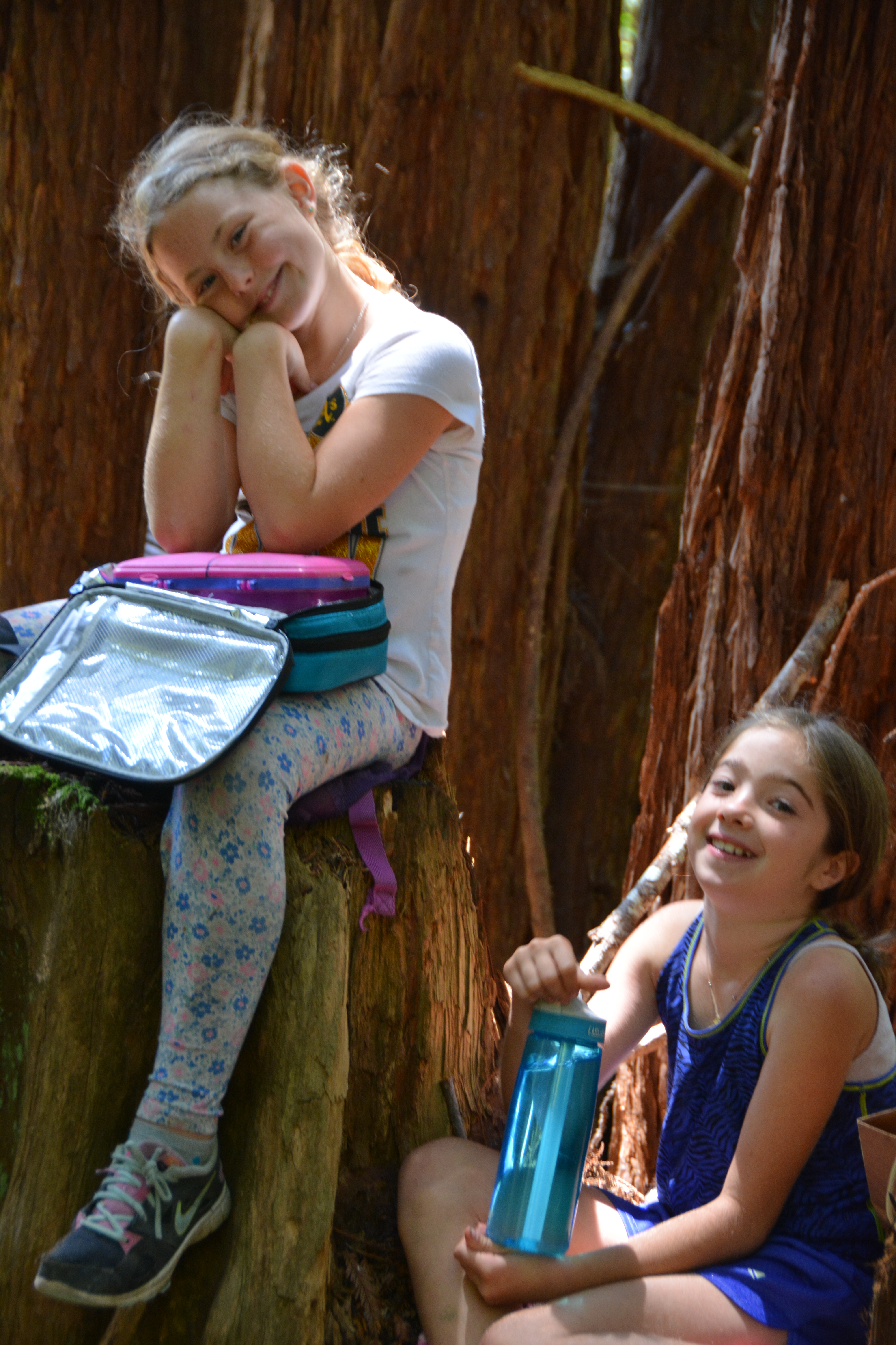 girls-in-redwoods